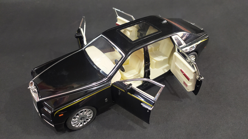Exclusive Alloy Metal Die-cast Car 1:24 Rolls Royce Diecast Metal Pullback Toy car with Openable Doors & Light, Music