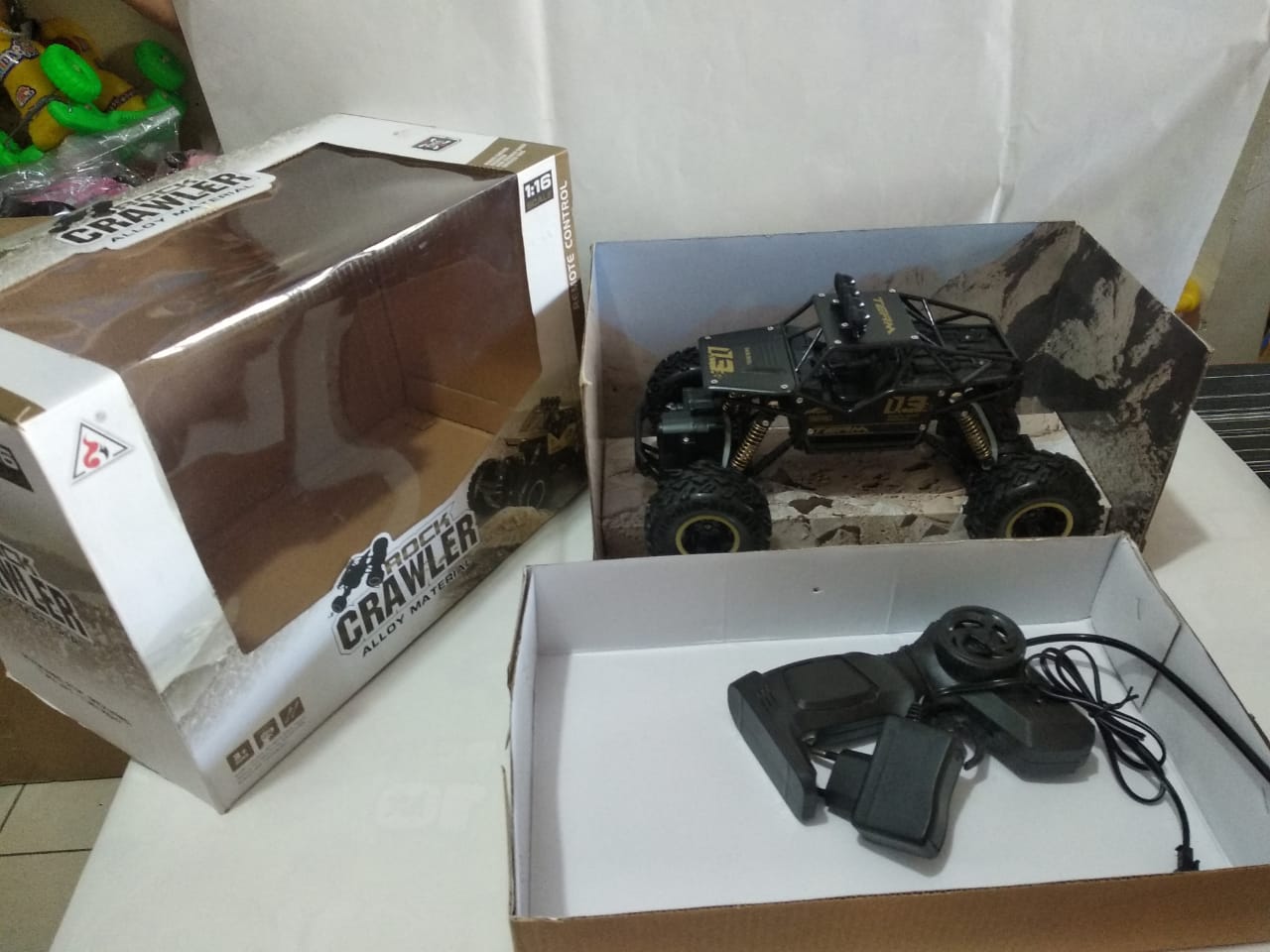 ROCK CRAWLER MONSTER REMOTE CAR BIG TYRES FAST MOVING CAR CHARGEABLE