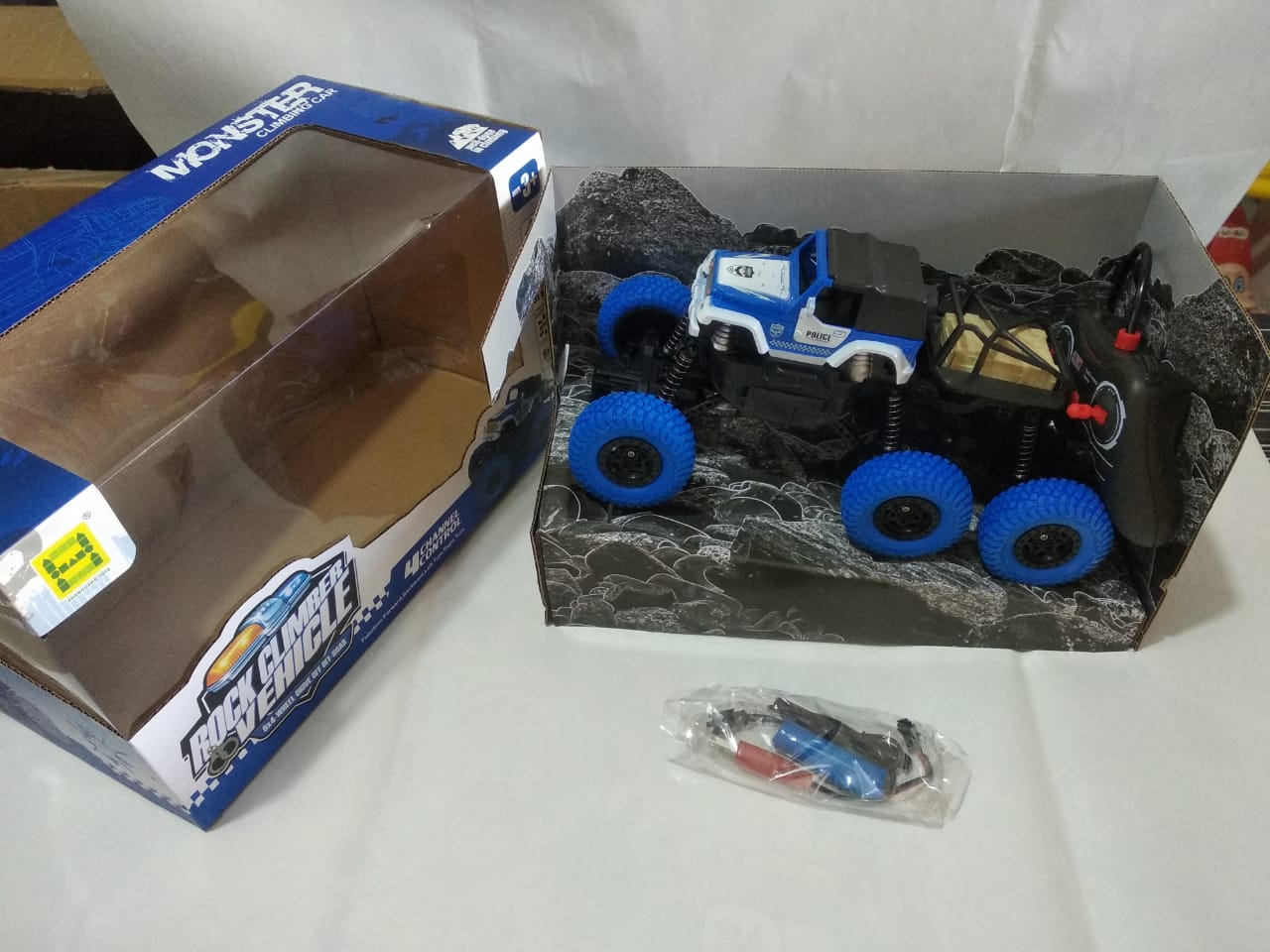 ROCK N CRAWL VEHICLE REMOTE CONTROL 6 TYRES CHARGEABLE CAR